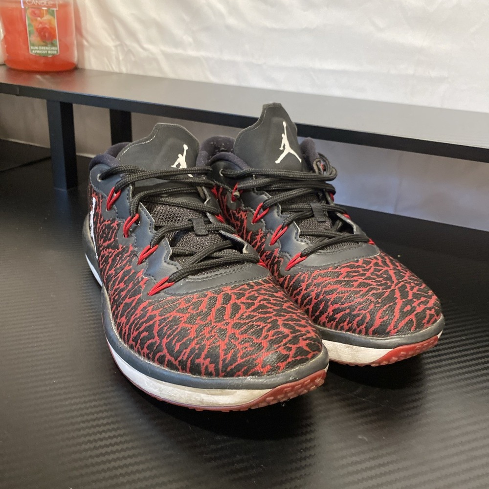 Boys‎ Yth SZ 6.5Y  Black Jordan Trainer 1 Low Banned Athletic Shoes (848269-001)
